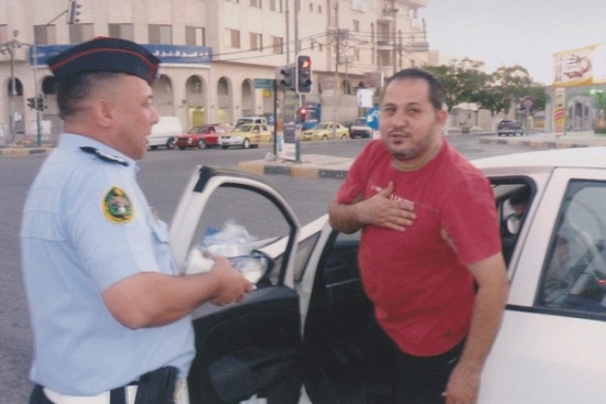 رجال السير في إربد يوزعون الماء والتمر على الصائمين " صور "